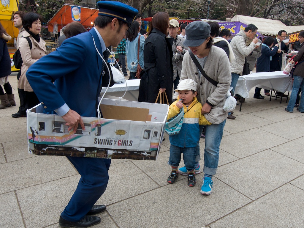 Yasukuni Shine Security Officer Coaxing Boy to Play