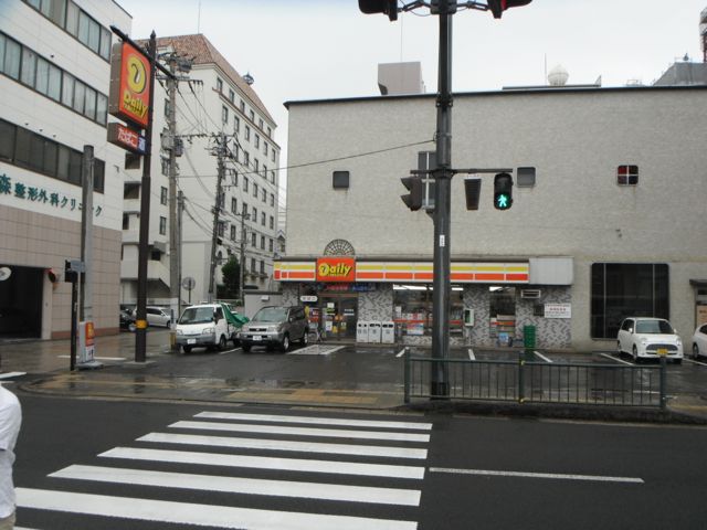 An outlet for Yamazaki Baking Company, Daily Yamazaki is a convenience store chain located throughout Japan. Yamazaki Baking makes both Japanese style and western style goods. The company has been baking and selling since 1948. For a real breakfast treat or mid-afternoon pick-you-up, try the red bean pastries.