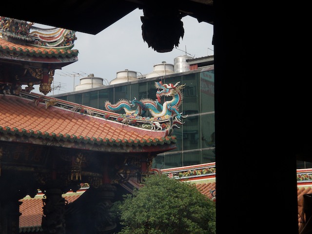 Dragons and other creatures at Lungshan Temple also drive off evil spirits.