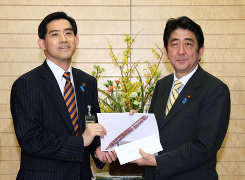 Obama City Mayor Visits Japan Prime Minister Shinzo Abe.