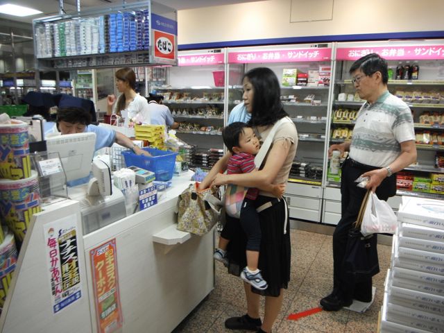 mid-size-7-eleven-in-shin-osaka-train-station