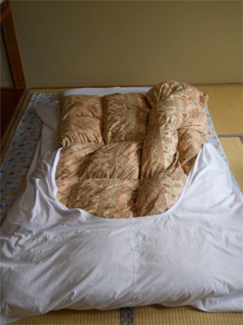 5-putting-kakebuton-in-fitted-sheet