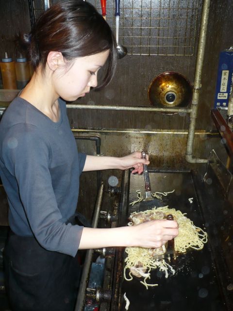 japanese_woman_cooks_udon_on_griddle_wakayama_japan