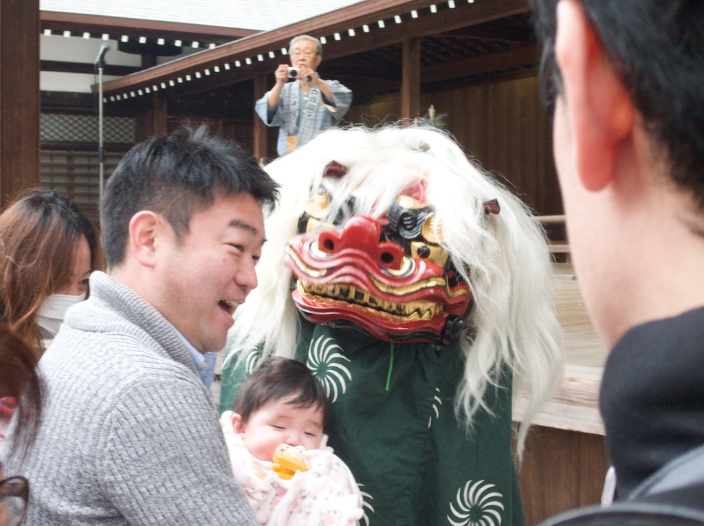 Dad Offers Daughters Head to Japanese Lion at Shinto Shrine