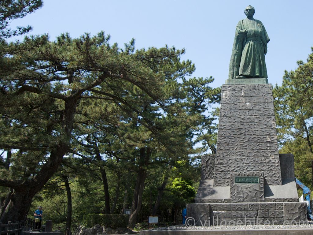A monument near Katsurahama honors Sakamoto Ryōma, a late-Edo-era samurai and native of Kochi City. Called by his given name because of the affection directed toward him by the Japanese people, Ryōma receives acclaim for supporting the movement to end feudal rule in Japan and bring in the Meiji Restoration. The monument stands at Katsurahama Park, set back a bit from the beach.