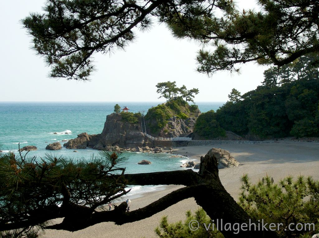 When you look to the southwest, Ryūō Point marks the end of Katsurahama. You can see Watatsumi Shrine on top of Ryūō Point.