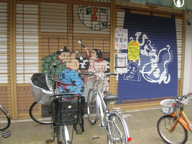 side_street_scene_asakusa_neighborhood_of_tokyo_japan