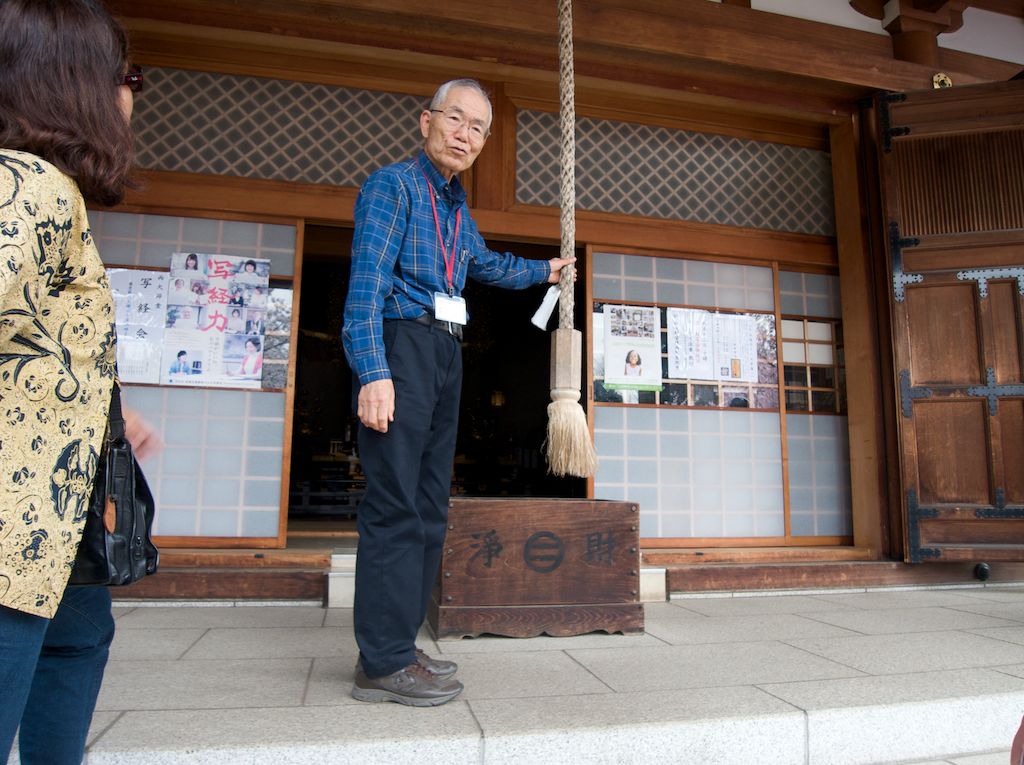 Ueno Park Volunteer Guide Explains Kanei-ji Temple Customs
