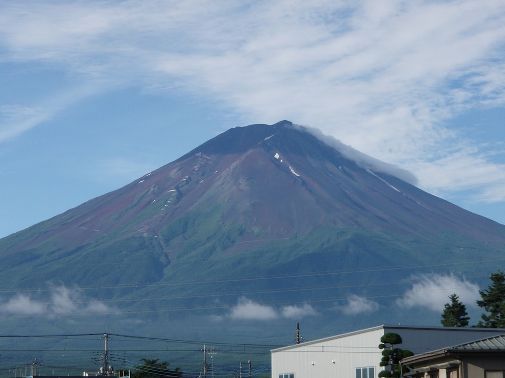 A parking lot in Fujikawaguchiko opens up space to see Fujisan.