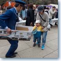 yasukuni shrine security officer loses his hat icon