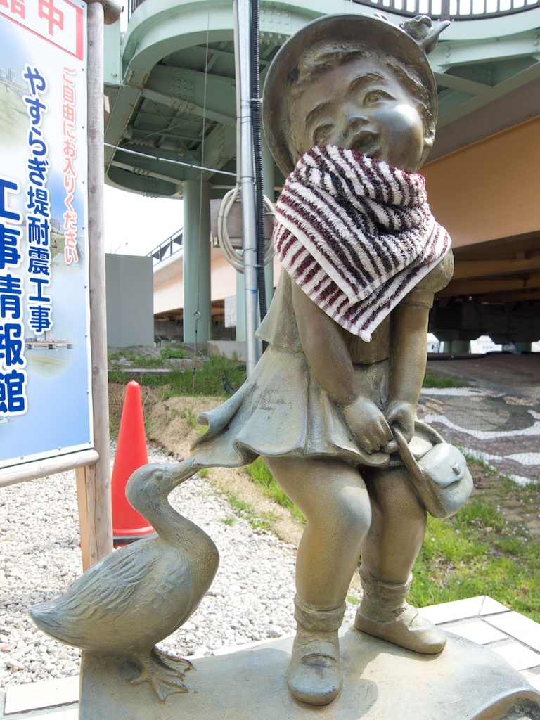 Duck Tugs Skirt of Girl in Niigata - A Sculpture in Niigata