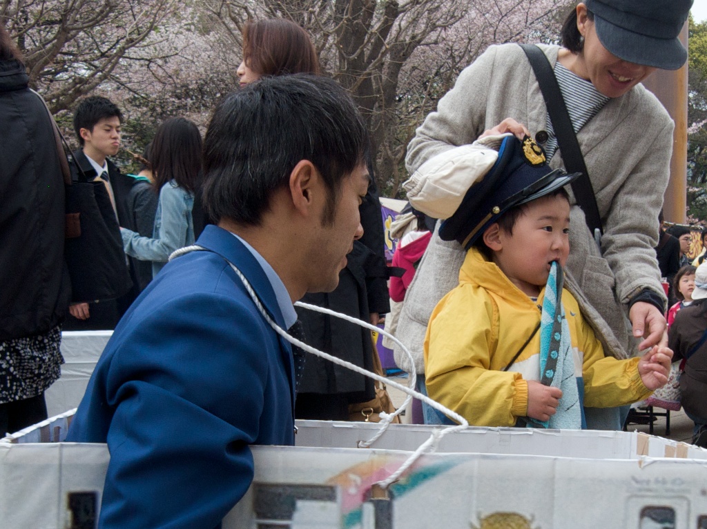 Yasukuni Shine Security Officer Losing His Hat